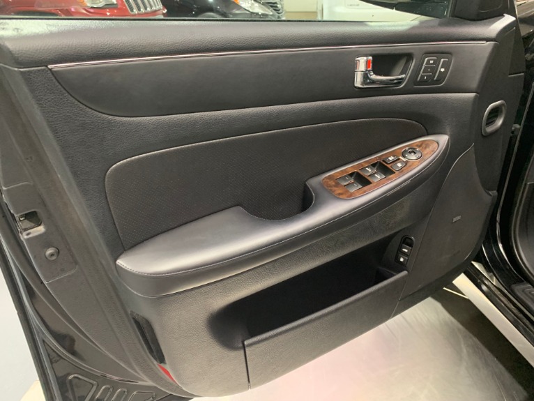 Used-2009-Hyundai-Genesis-46L-V8