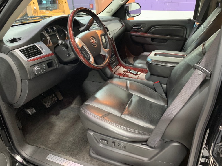 Used-2012-Cadillac-Escalade-Luxury