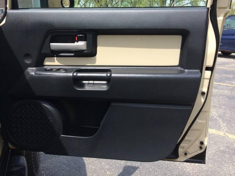 Used-2008-Toyota-FJ-Cruiser-Base-4x4-4dr-SUV-5A