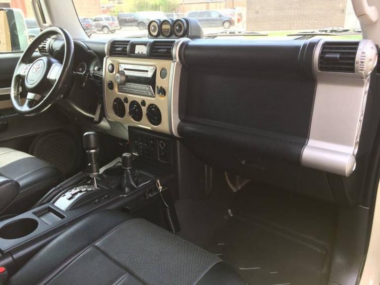Used-2008-Toyota-FJ-Cruiser-Base-4x4-4dr-SUV-5A