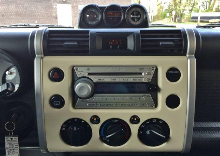 Used-2008-Toyota-FJ-Cruiser-Base-4x4-4dr-SUV-5A