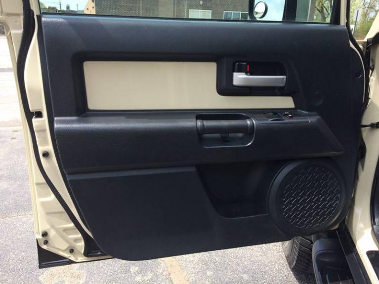 Used-2008-Toyota-FJ-Cruiser-Base-4x4-4dr-SUV-5A