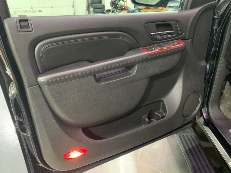 Used-2010-Cadillac-Escalade-ESV-Premium