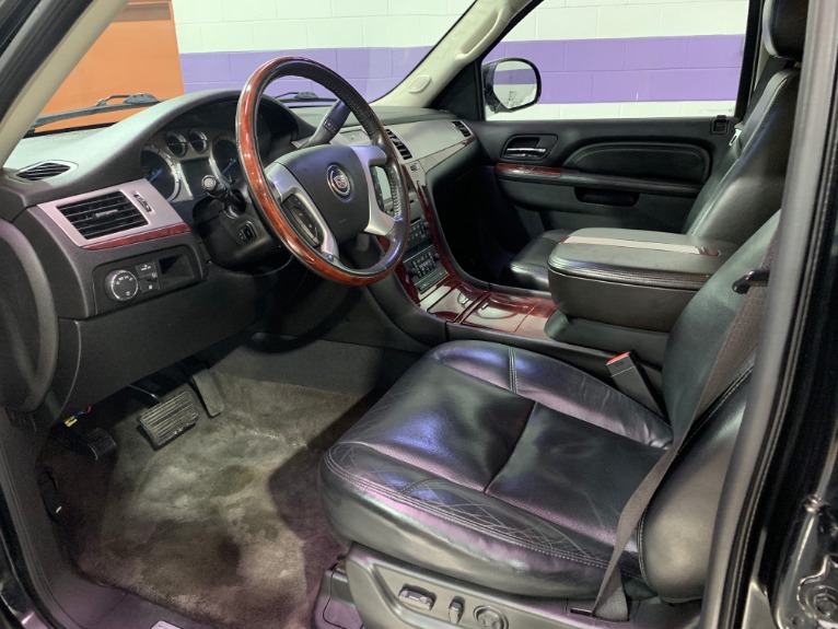 Used-2010-Cadillac-Escalade-ESV-Premium