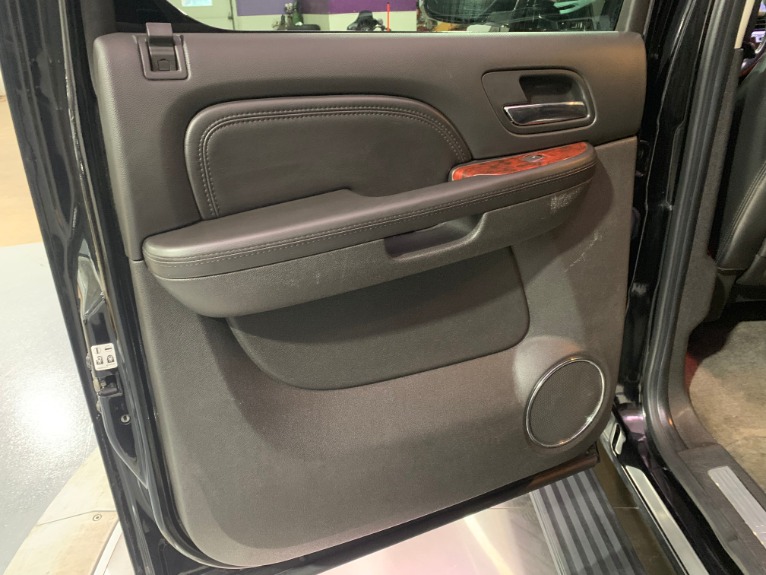 Used-2010-Cadillac-Escalade-ESV-Premium
