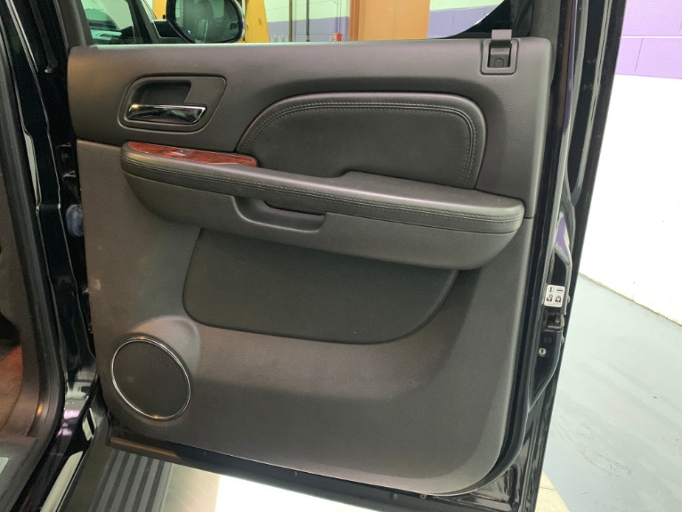 Used-2010-Cadillac-Escalade-ESV-Premium