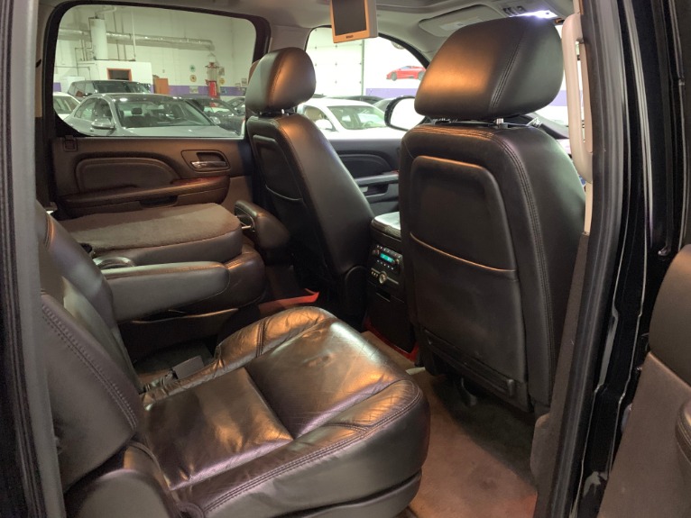 Used-2010-Cadillac-Escalade-ESV-Premium