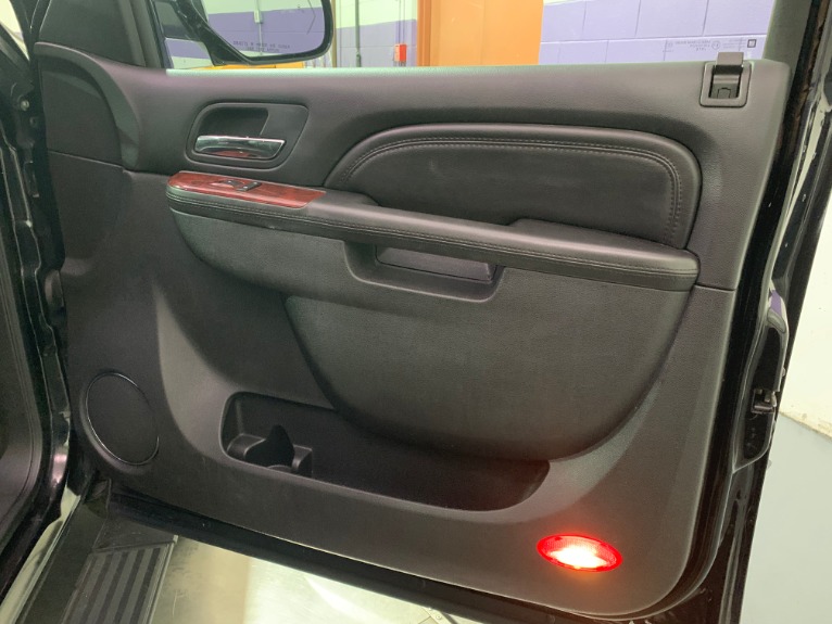 Used-2010-Cadillac-Escalade-ESV-Premium