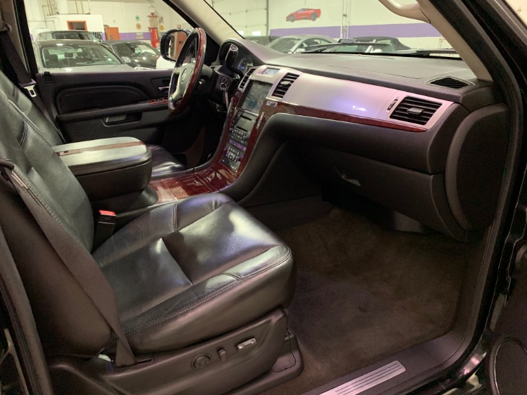 Used-2010-Cadillac-Escalade-ESV-Premium