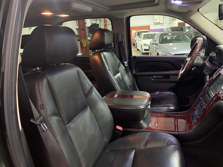 Used-2010-Cadillac-Escalade-ESV-Premium