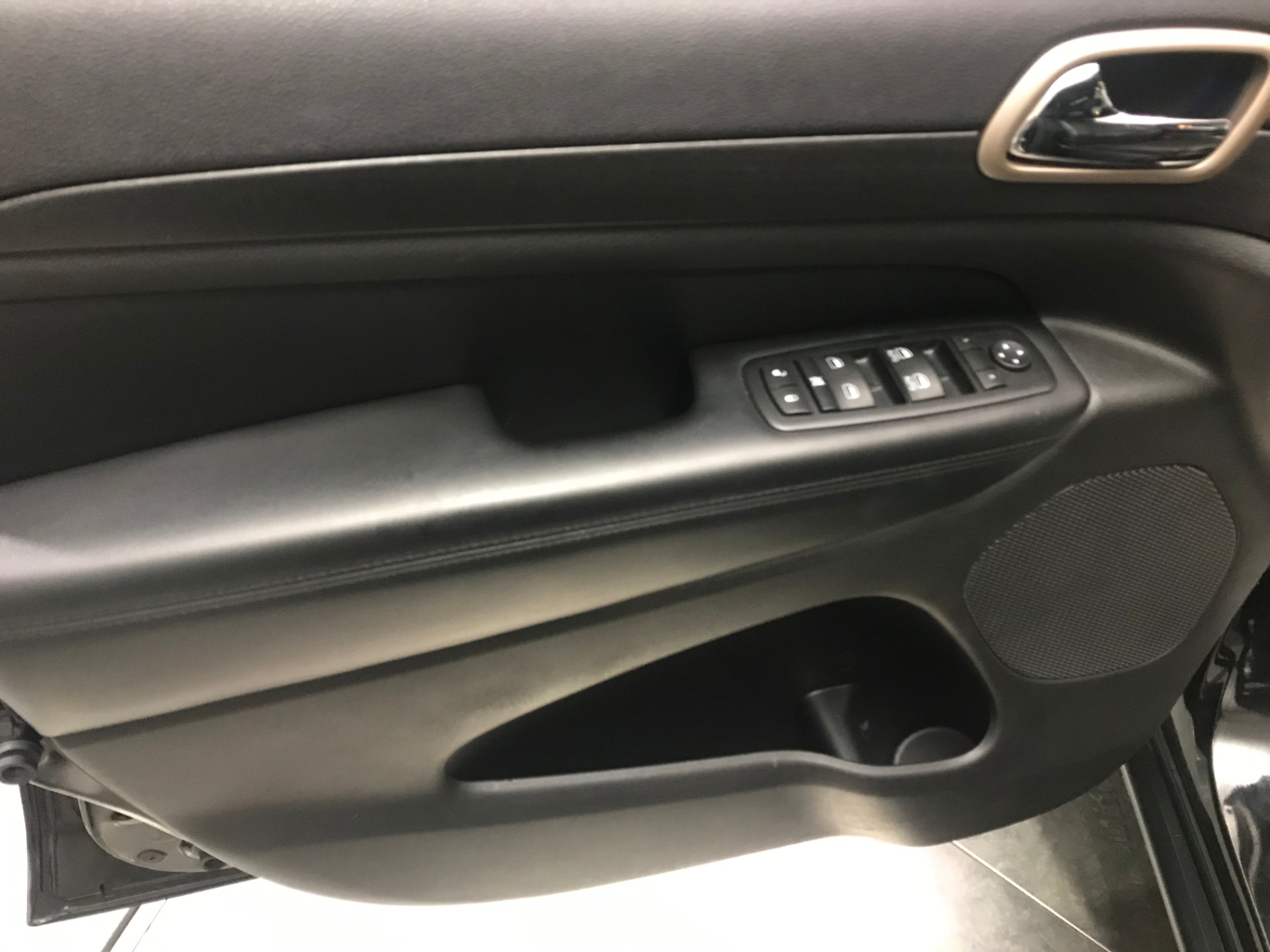 Used-2015-Jeep-Grand-Cherokee-Laredo-4X4