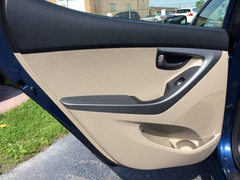 Used-2014-Hyundai-Elantra-SE-4dr-Sedan-6A