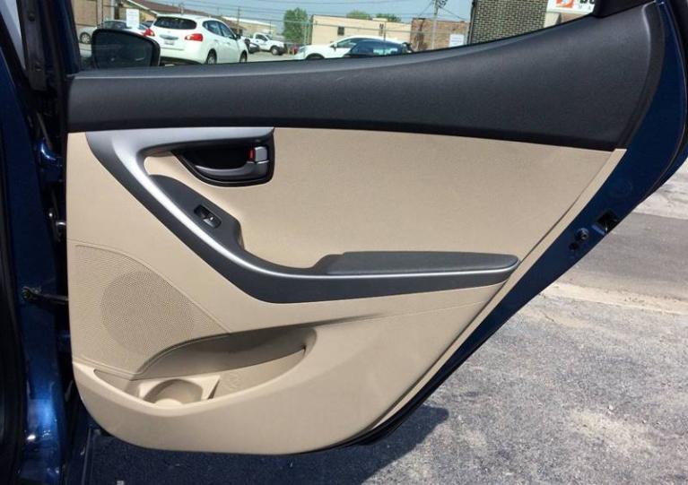Used-2014-Hyundai-Elantra-SE-4dr-Sedan-6A