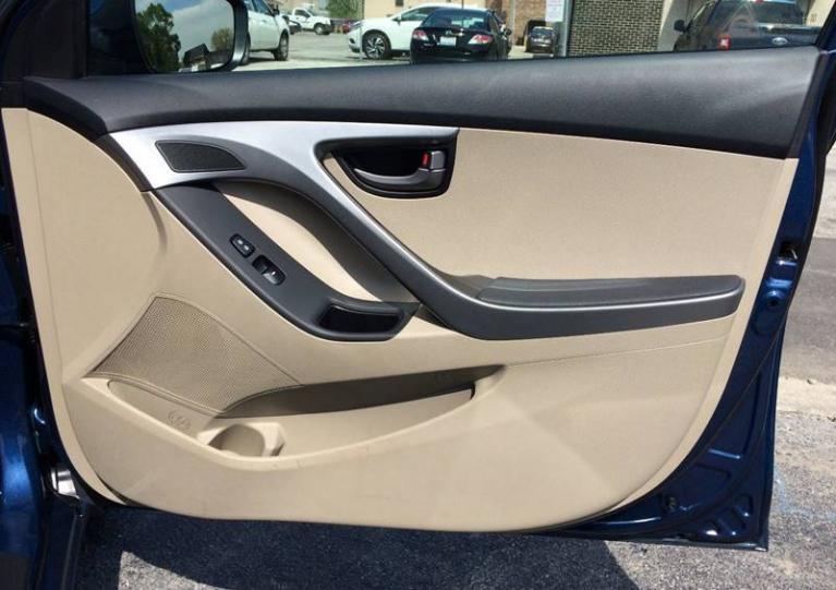 Used-2014-Hyundai-Elantra-SE-4dr-Sedan-6A