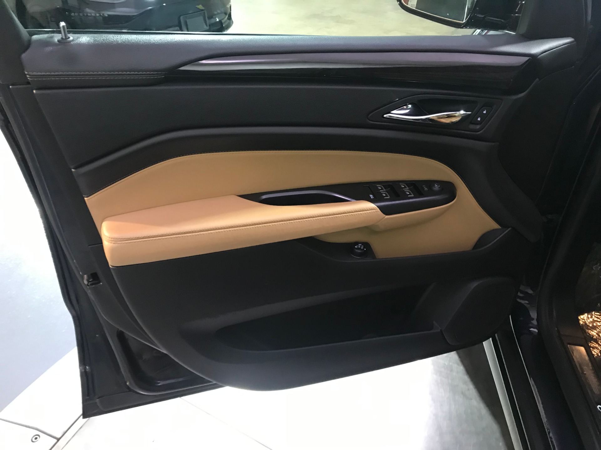 Used-2014-Cadillac-SRX-Luxury-Collection