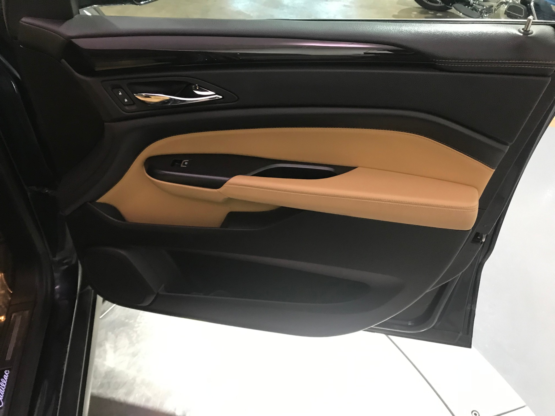 Used-2014-Cadillac-SRX-Luxury-Collection