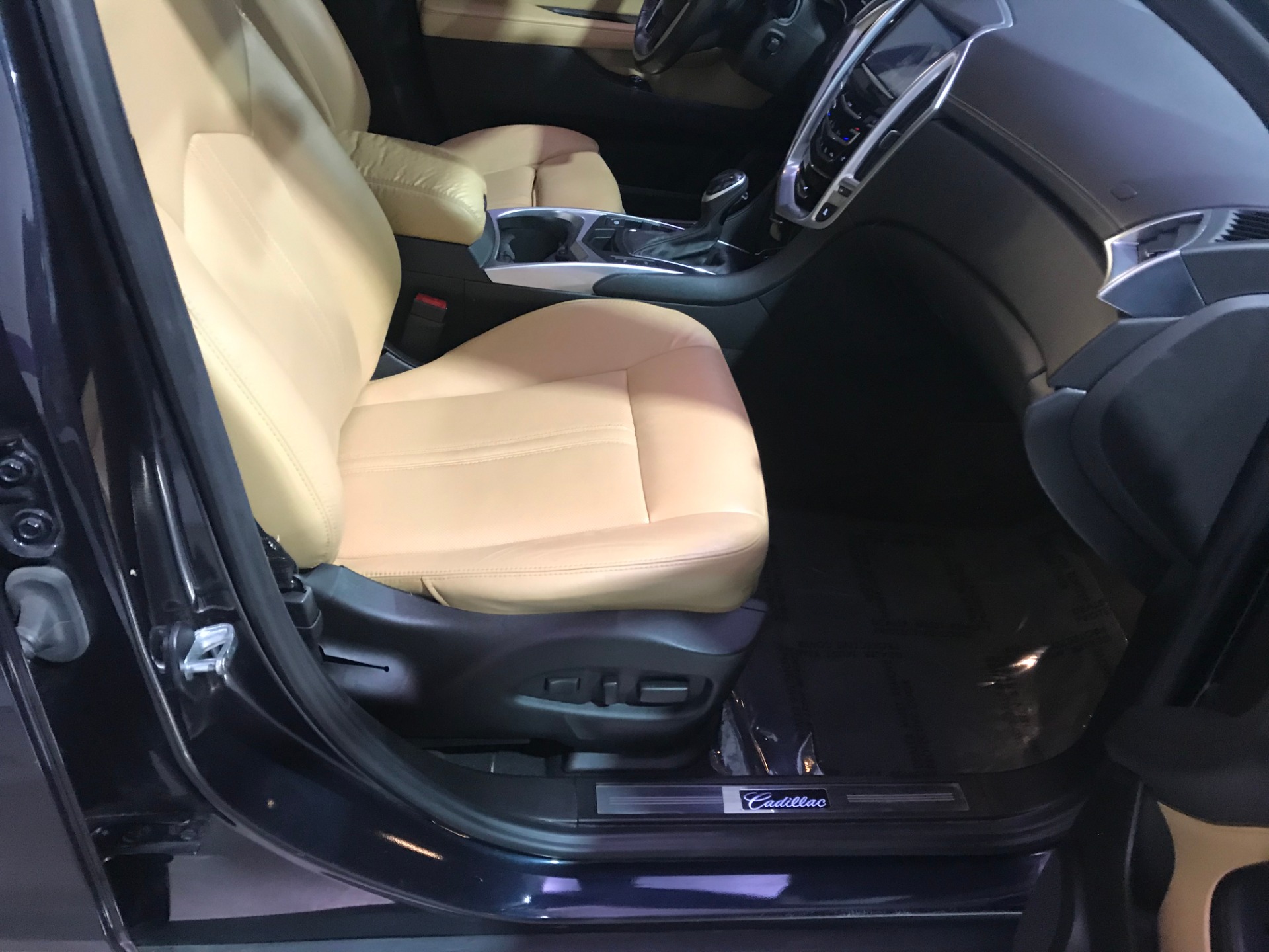 Used-2014-Cadillac-SRX-Luxury-Collection