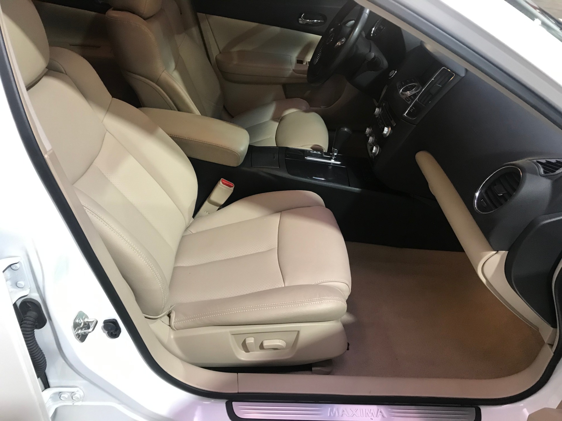 Used-2014-Nissan-Maxima-35-SV
