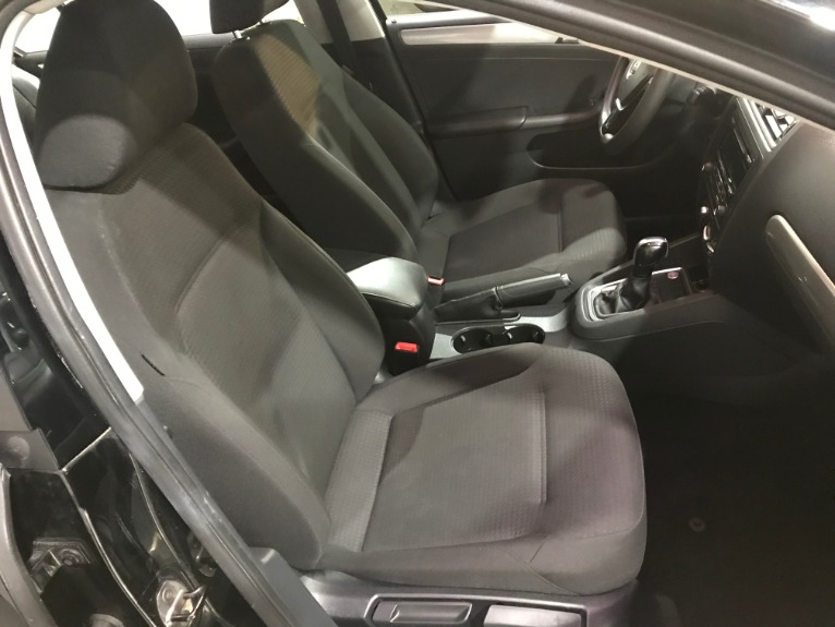 Used-2015-Volkswagen-Jetta-SE-PZEV-FWD