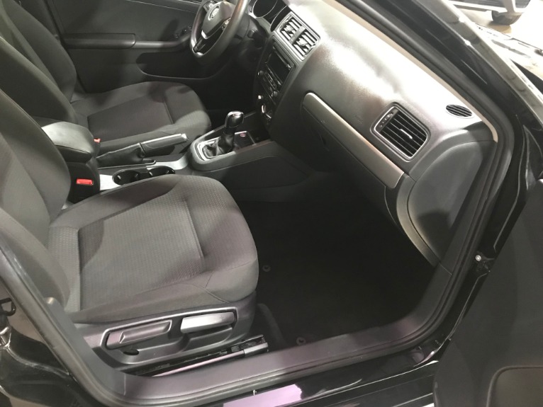 Used-2015-Volkswagen-Jetta-SE-PZEV-FWD