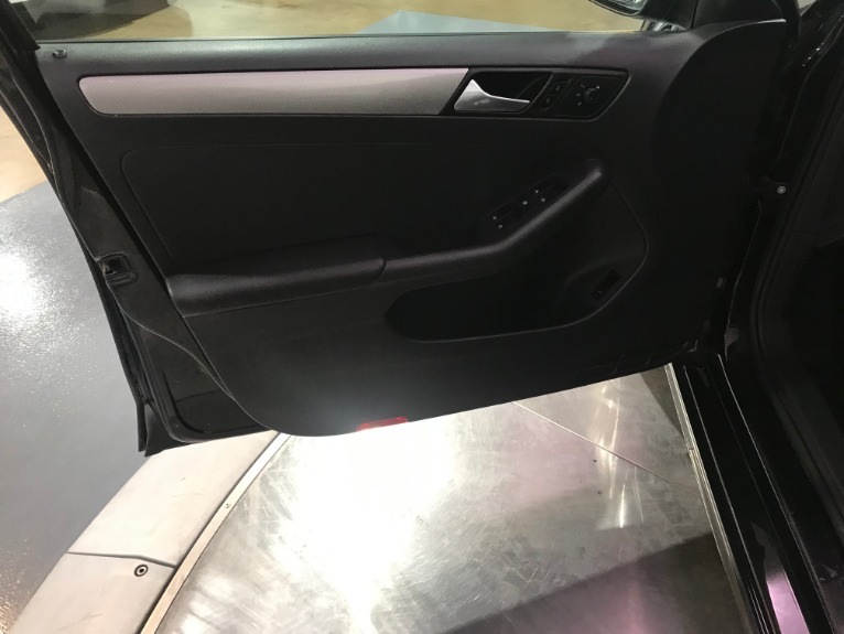 Used-2015-Volkswagen-Jetta-SE-PZEV