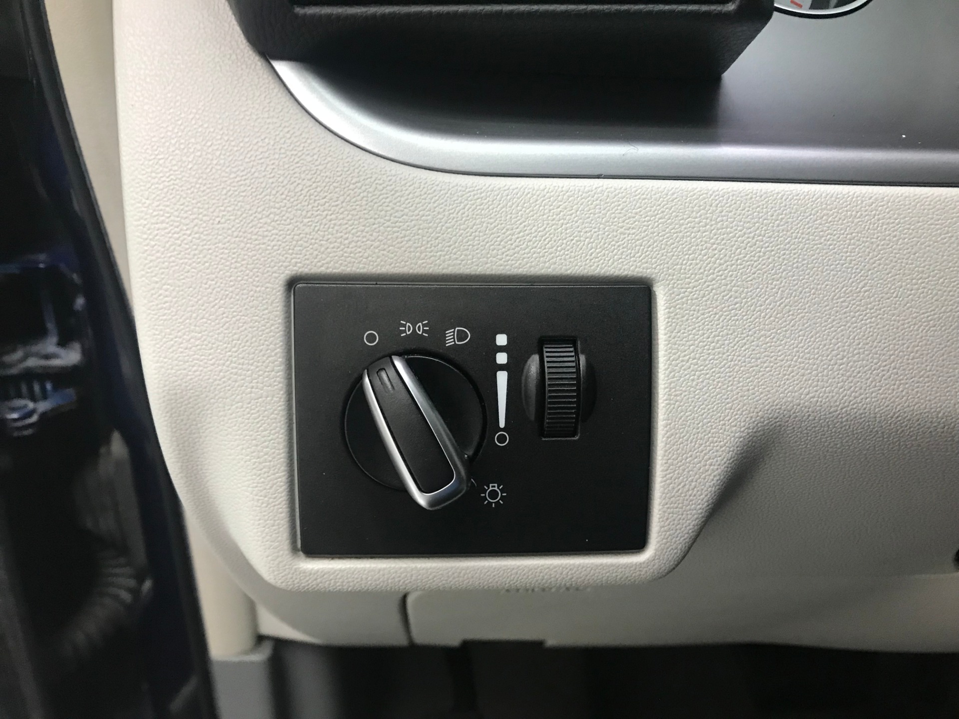 Used-2013-Volkswagen-Routan-SE