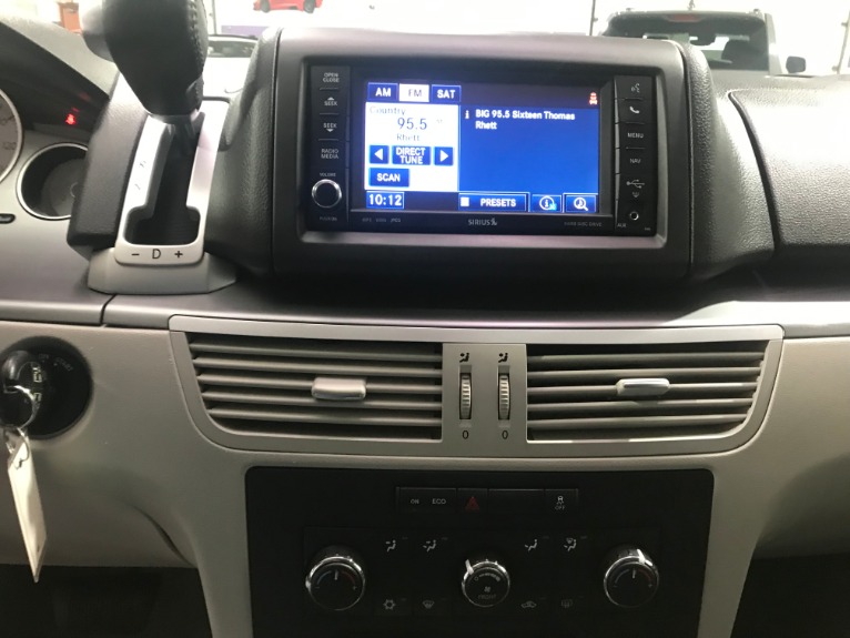 Used-2013-Volkswagen-Routan-SE