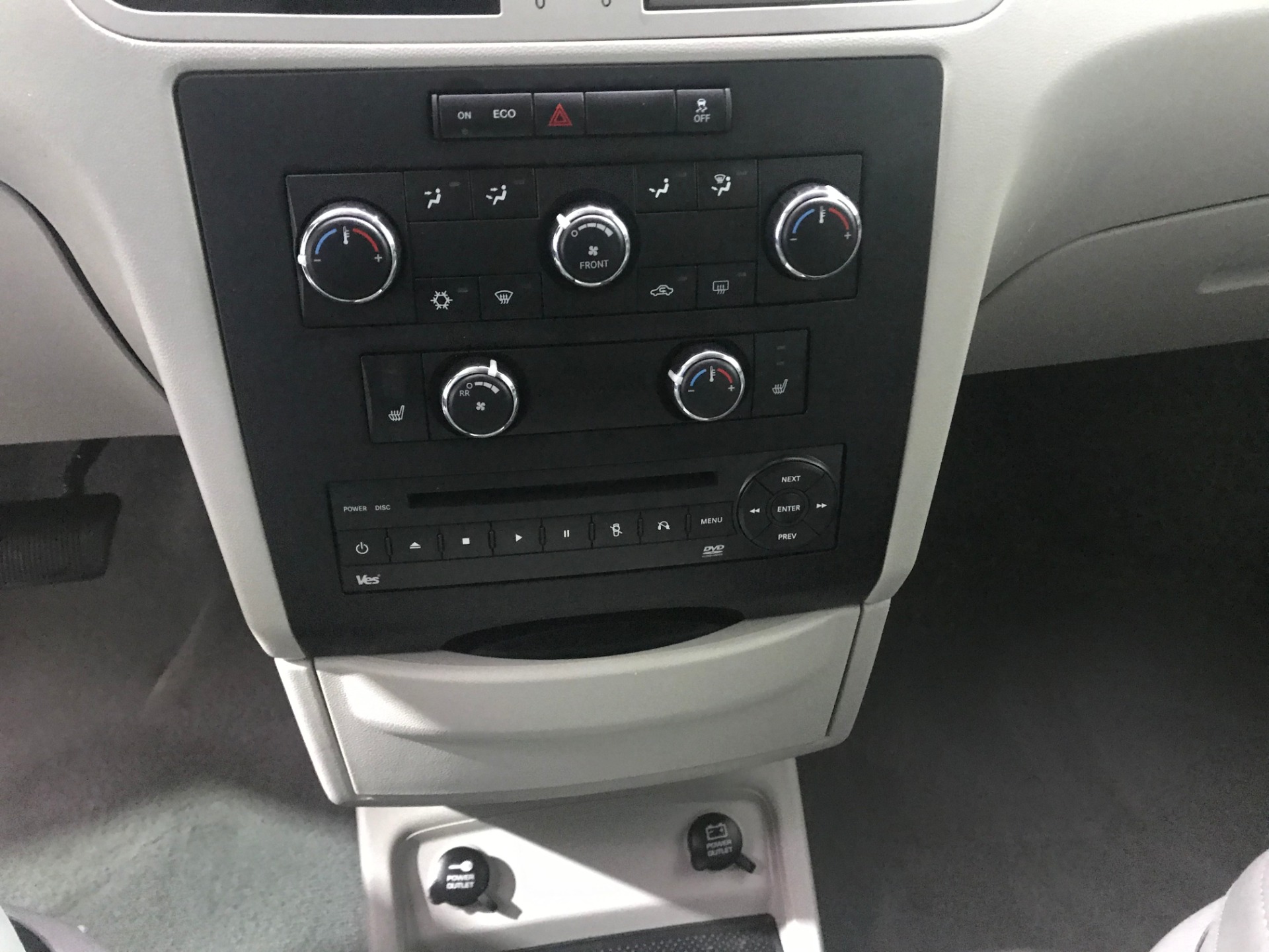 Used-2013-Volkswagen-Routan-SE