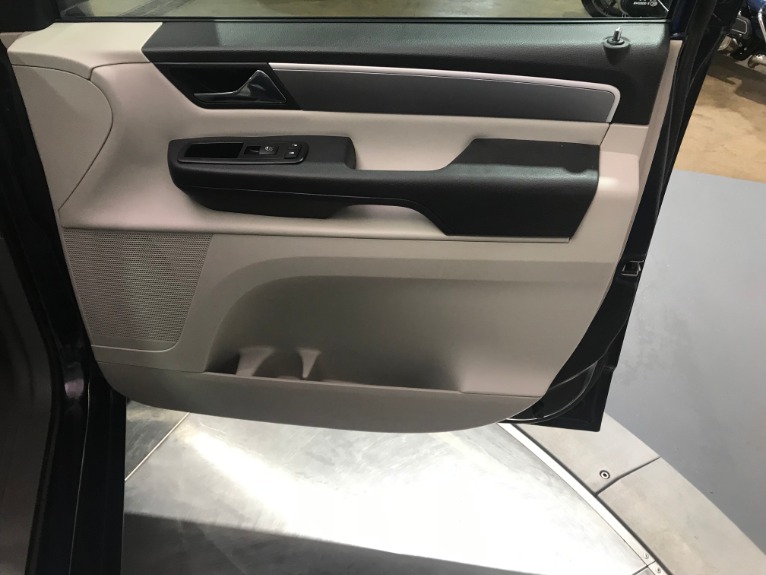 Used-2013-Volkswagen-Routan-SE