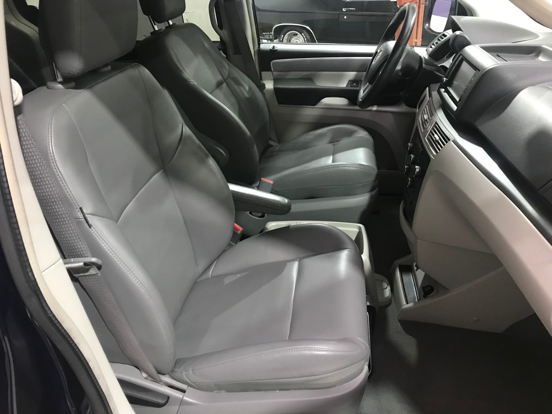 Used-2013-Volkswagen-Routan-SE