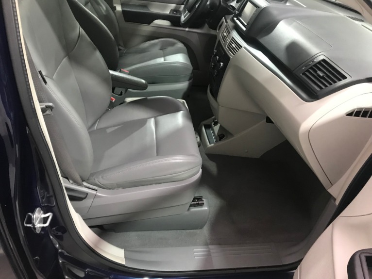 Used-2013-Volkswagen-Routan-SE