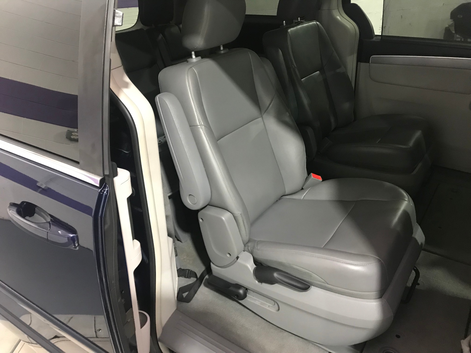 Used-2013-Volkswagen-Routan-SE