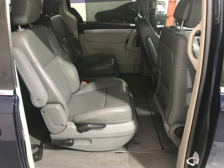 Used-2013-Volkswagen-Routan-SE