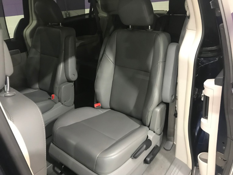 Used-2013-Volkswagen-Routan-SE