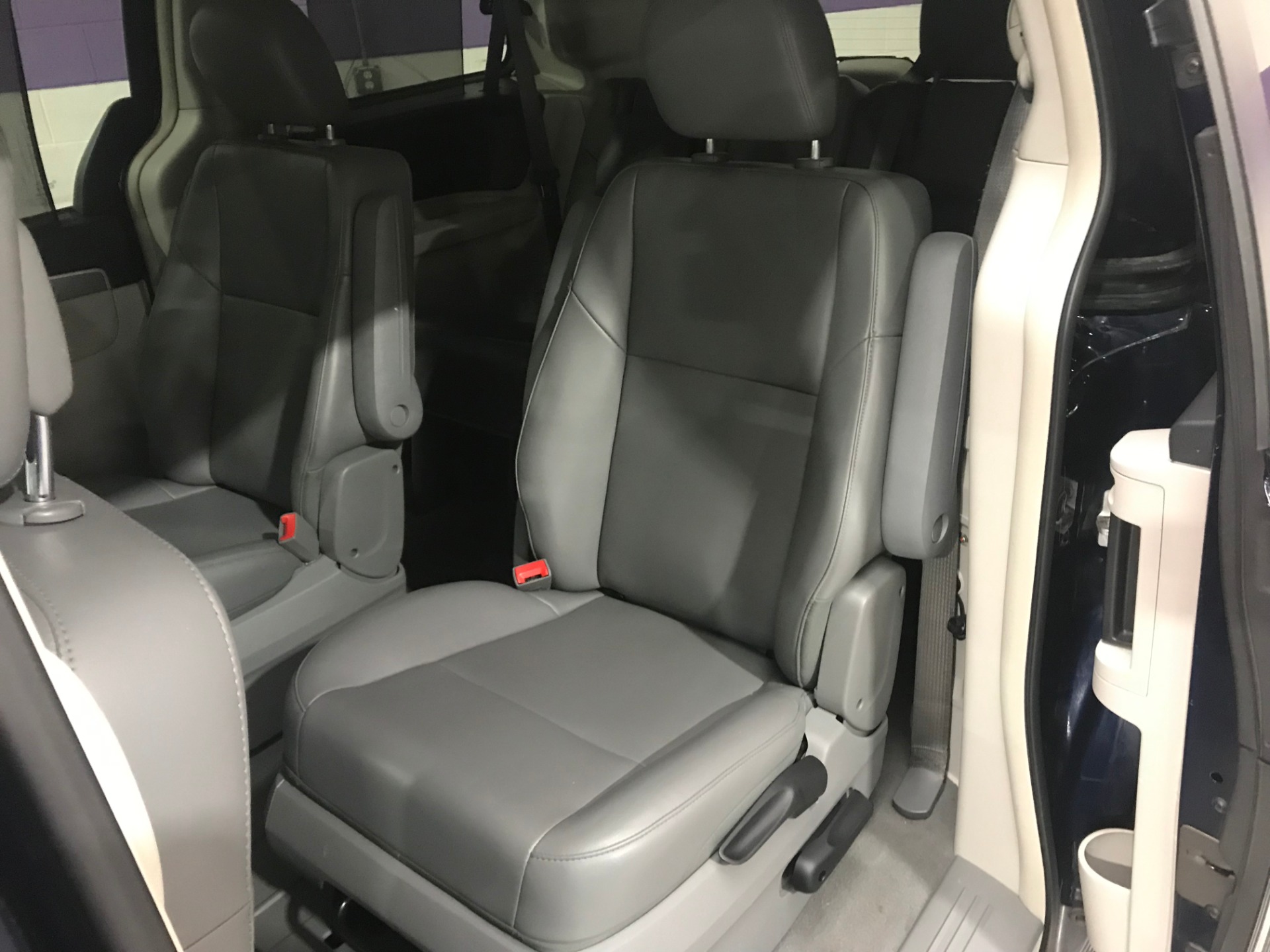 Used-2013-Volkswagen-Routan-SE