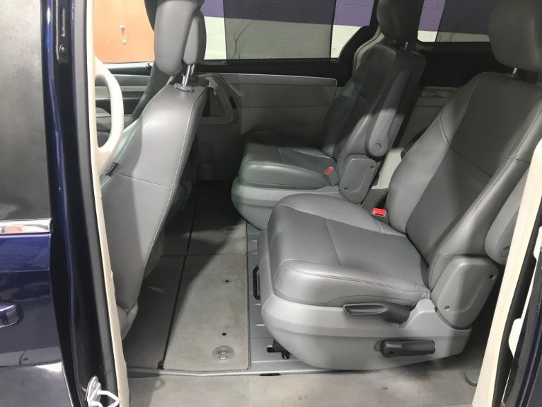 Used-2013-Volkswagen-Routan-SE