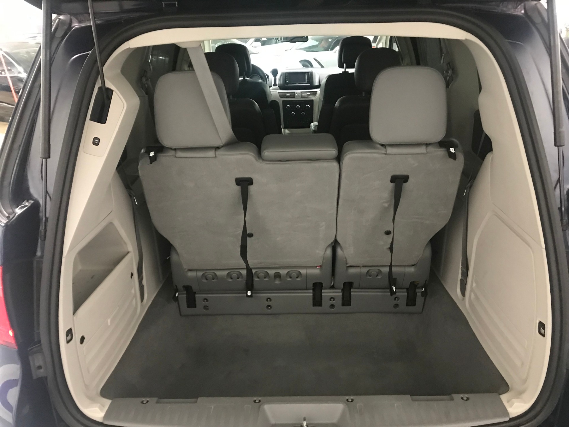 Used-2013-Volkswagen-Routan-SE