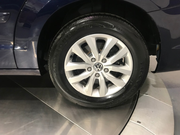 Used-2013-Volkswagen-Routan-SE