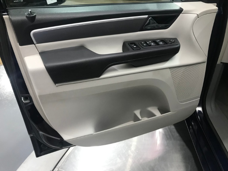 Used-2013-Volkswagen-Routan-SE