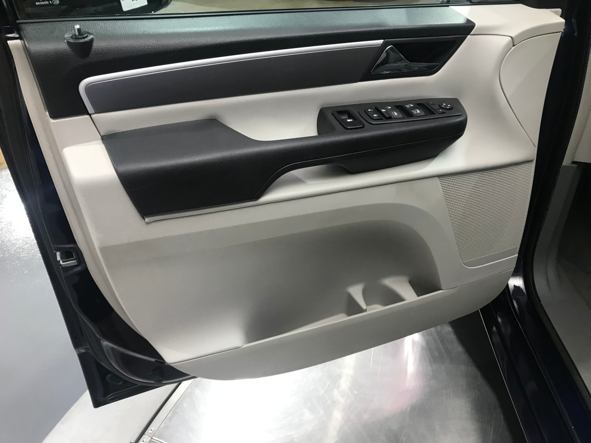 Used-2013-Volkswagen-Routan-SE