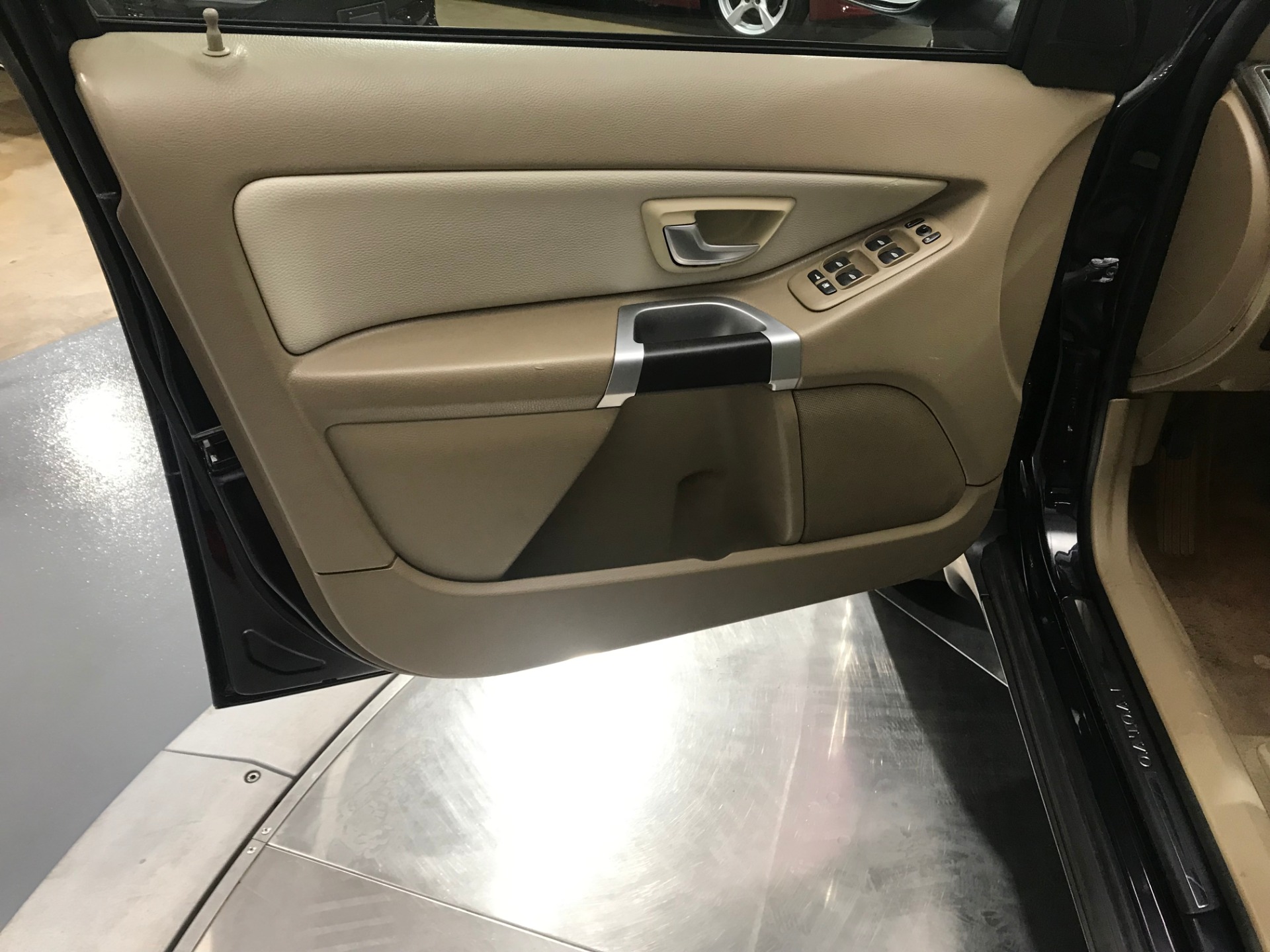 Used-2010-Volvo-XC90-32-AWD