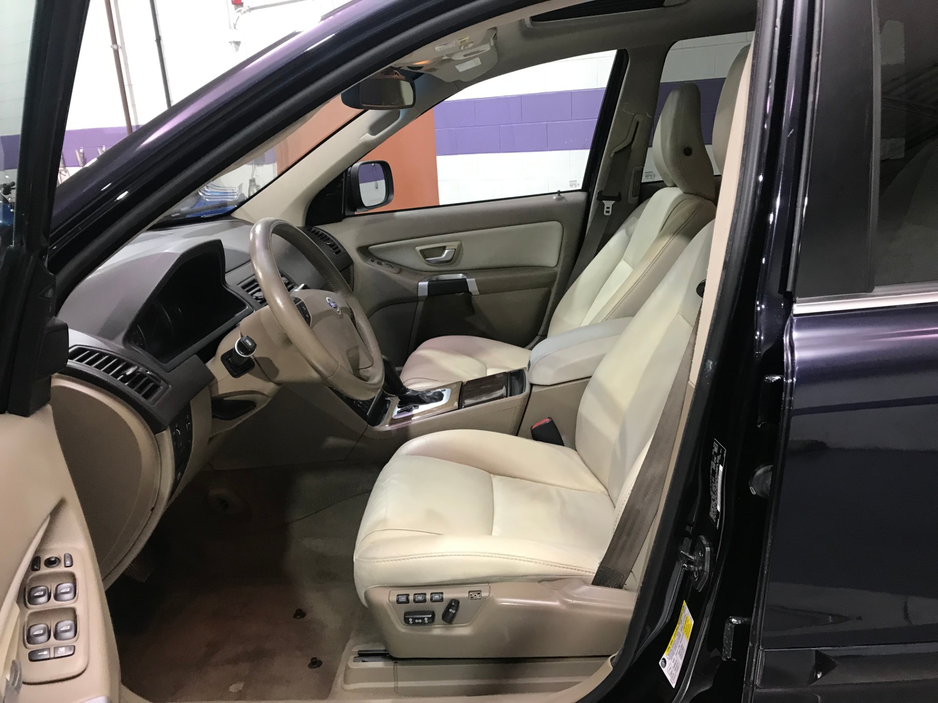 Used-2010-Volvo-XC90-32-AWD
