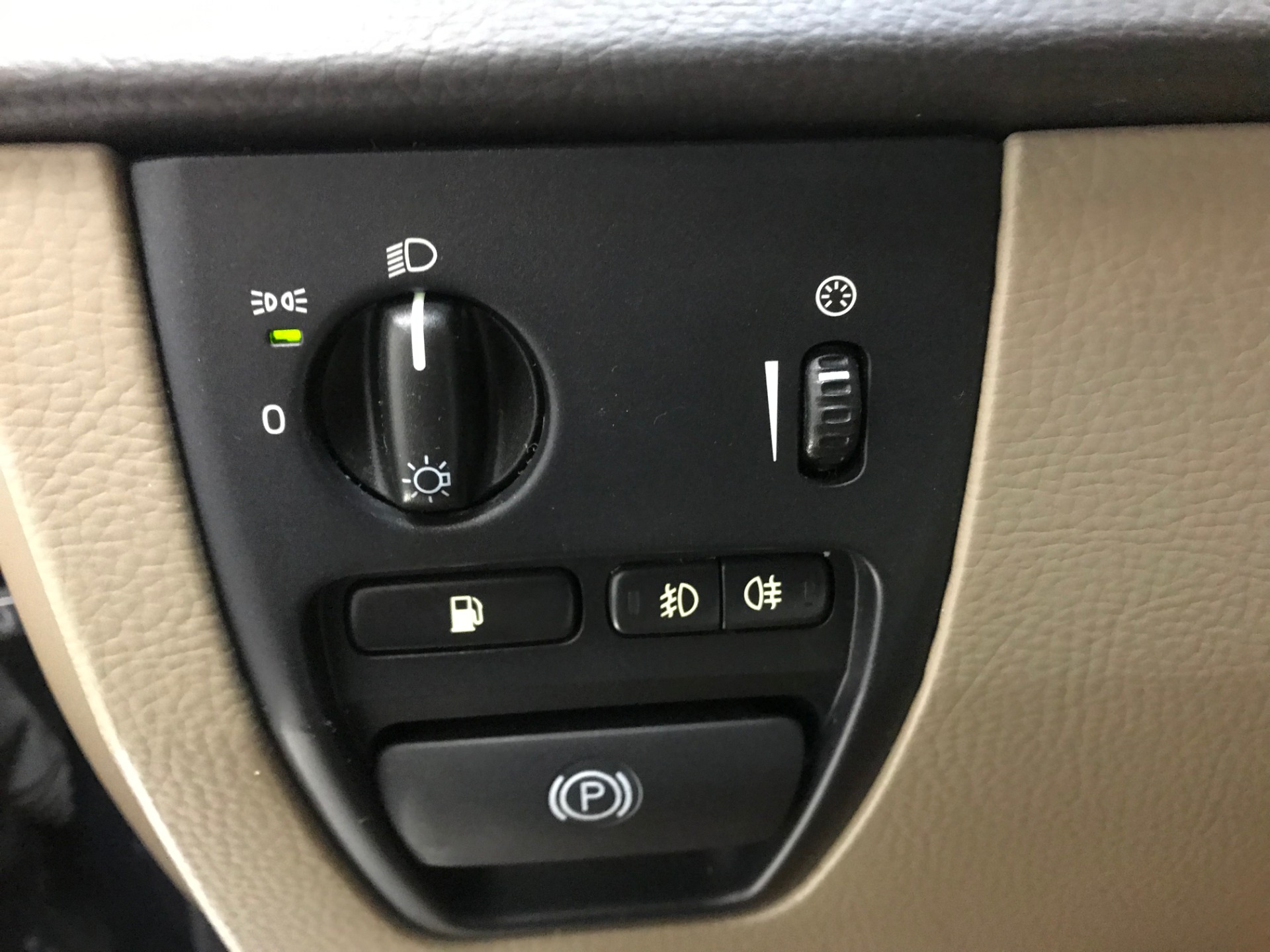 Used-2010-Volvo-XC90-32-AWD
