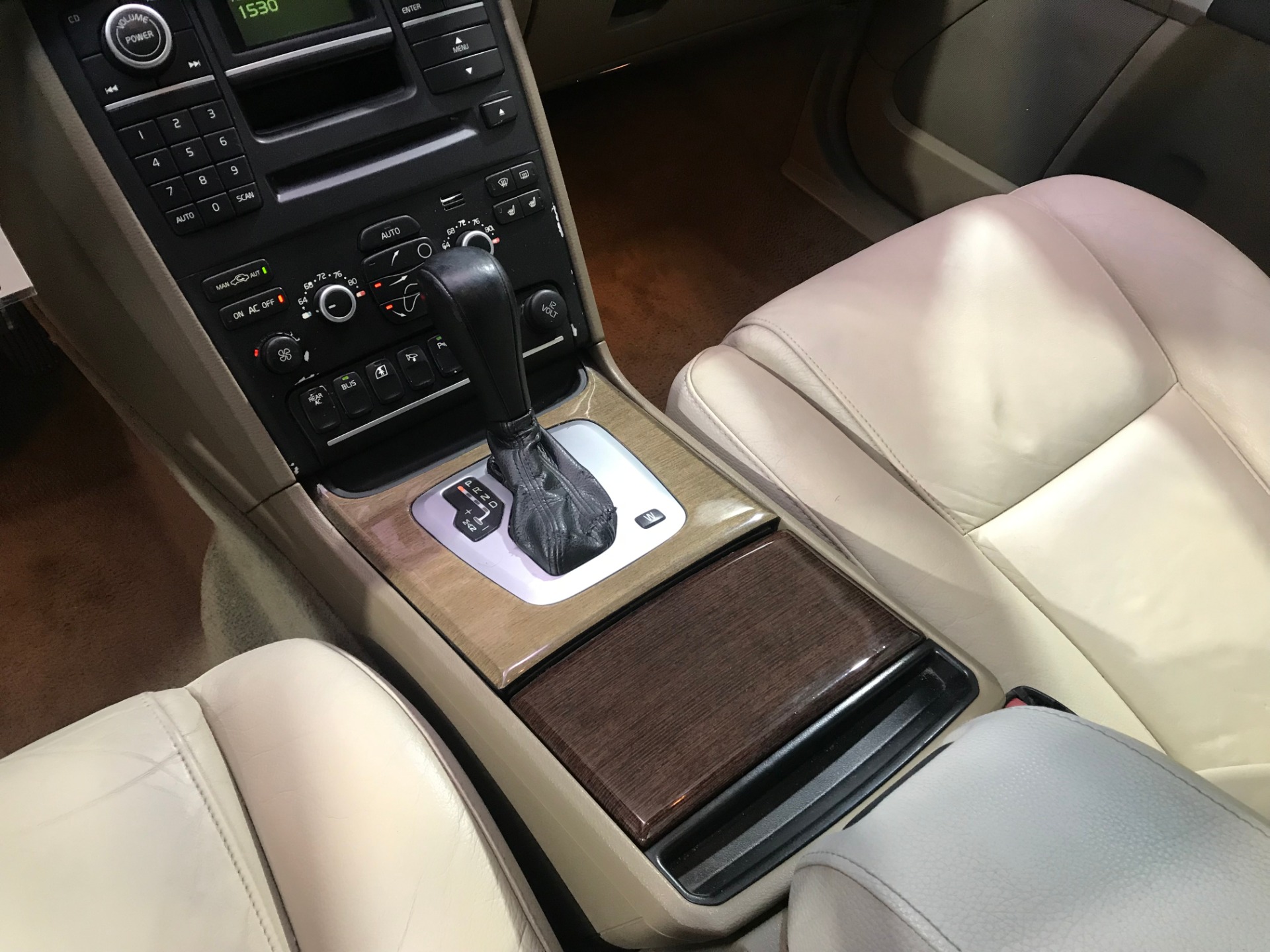 Used-2010-Volvo-XC90-32-AWD