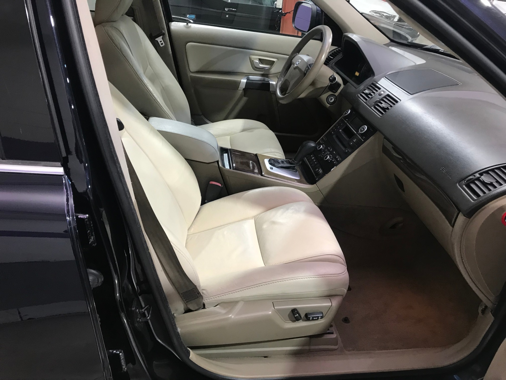 Used-2010-Volvo-XC90-32-AWD