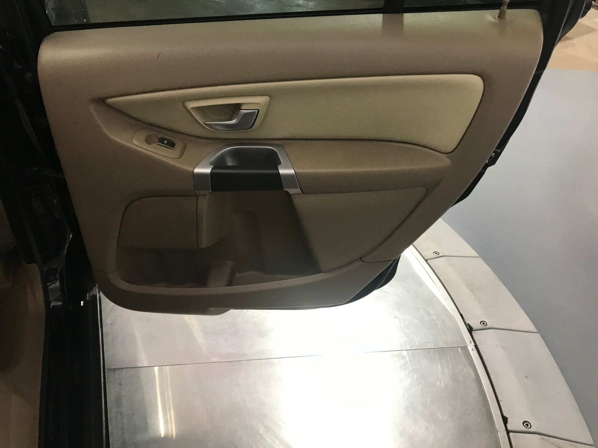 Used-2010-Volvo-XC90-32-AWD