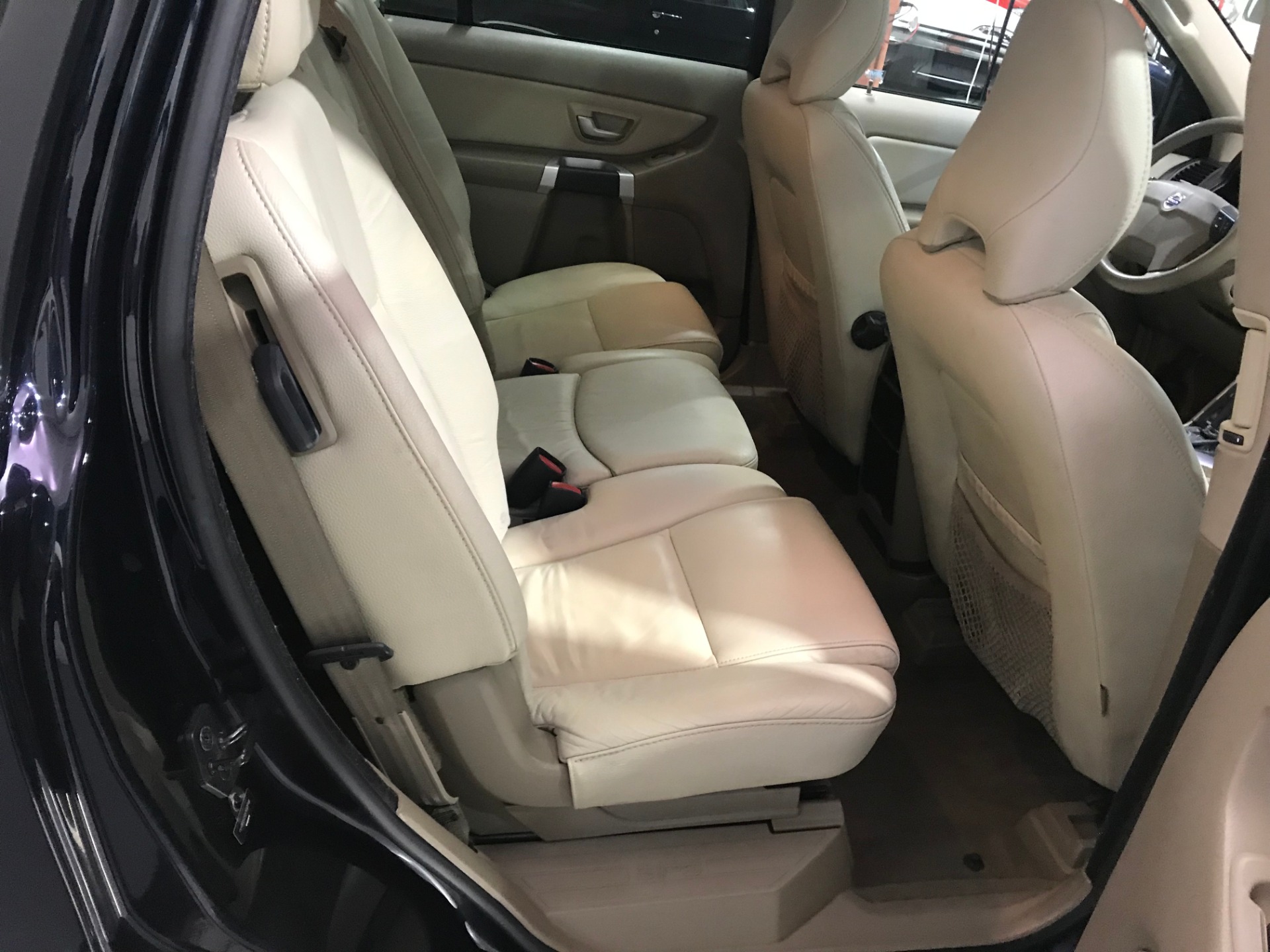 Used-2010-Volvo-XC90-32-AWD
