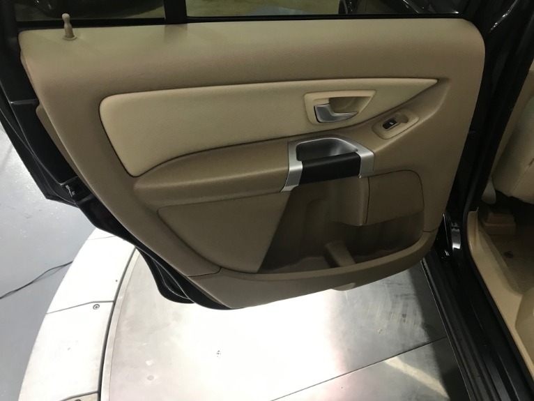 Used-2010-Volvo-XC90-32-AWD
