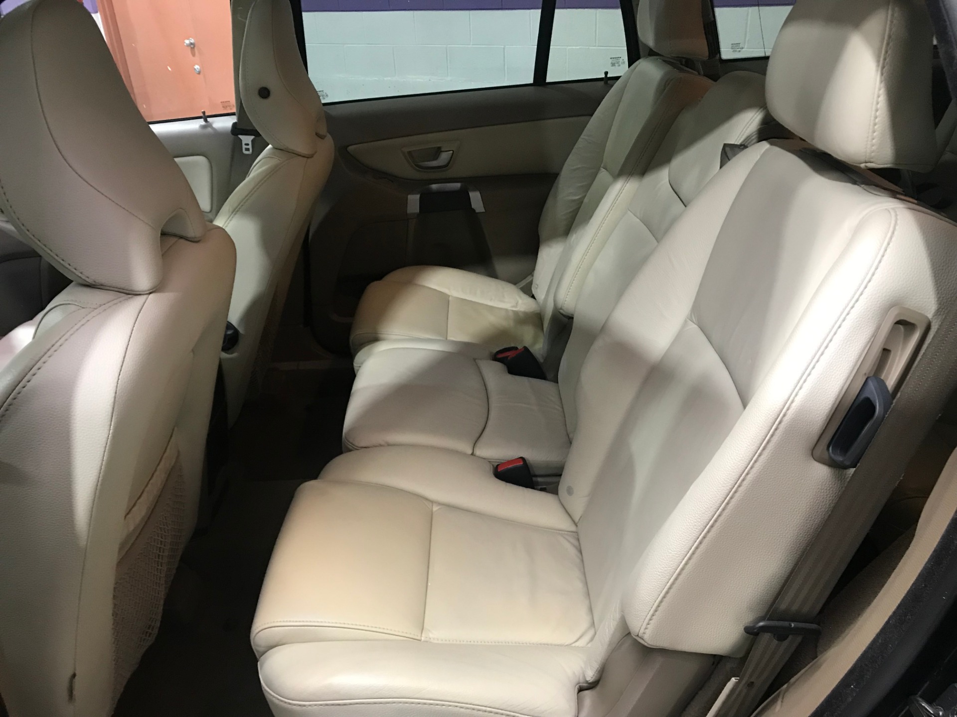 Used-2010-Volvo-XC90-32-AWD