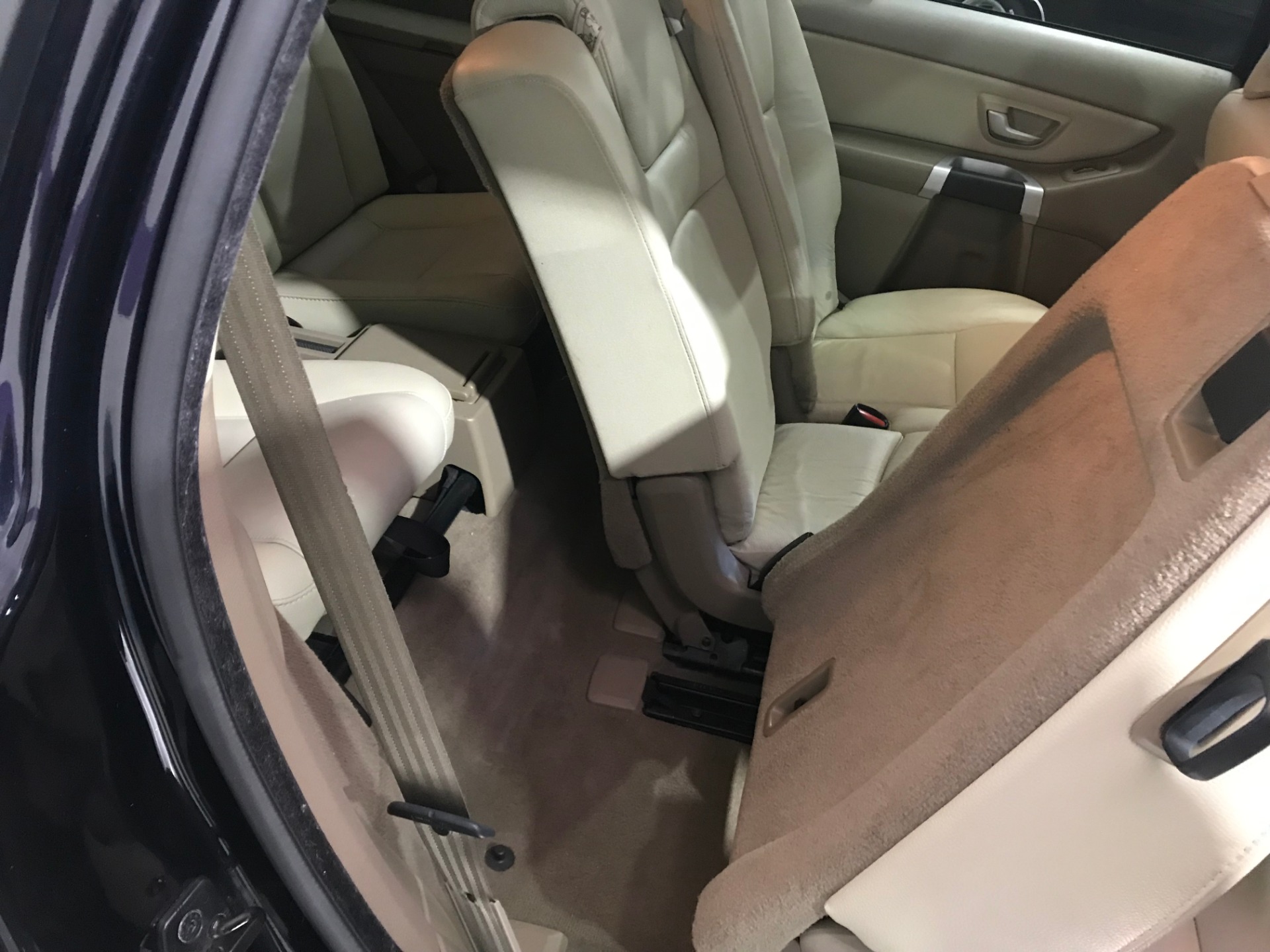 Used-2010-Volvo-XC90-32-AWD